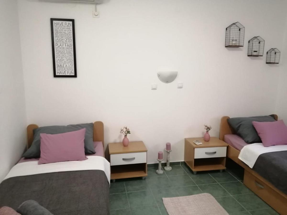 Holiday House Lara Starigrad Paklenica Eksteriør bilde